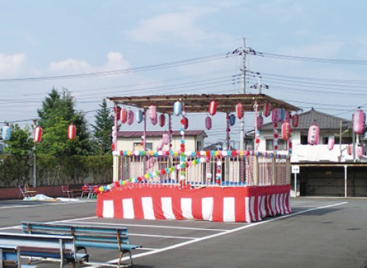 福祉職員による盆踊りのやぐら組み立て