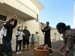 みんなで餅つき