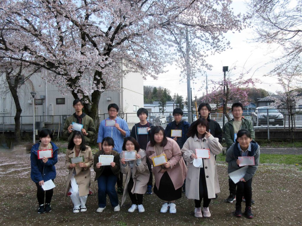 桜の木の下で