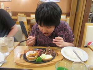 食事を楽しむ様子2