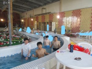 室内プールで遊ぶ様子