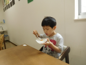 ワッフルを食べている様子