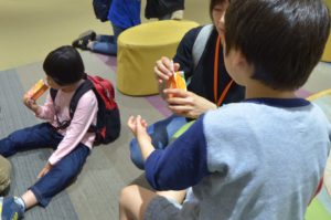 ジュースを飲む様子