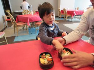 お弁当を食べる様子1