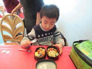 お弁当を食べる様子2