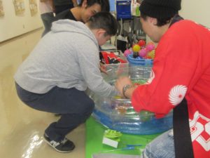 ヨーヨー釣りを楽しむ様子