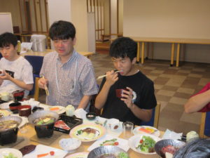 食事を楽しむ様子2