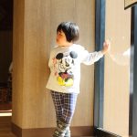窓際で写真