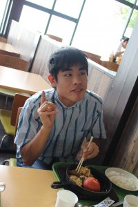 食事の様子１