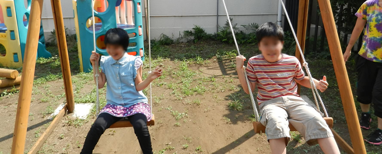 ブランコで遊んでいる様子