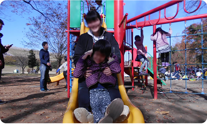 子どもと遊んでいる写真