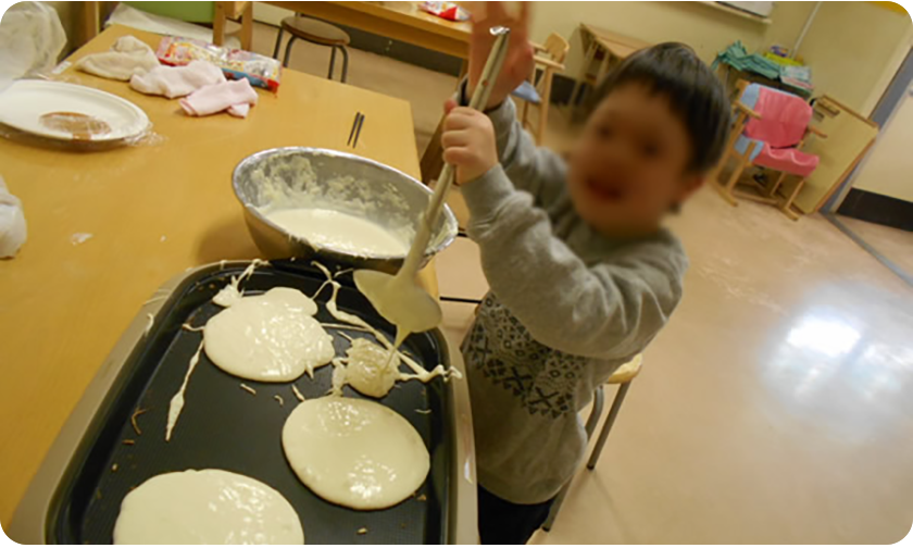 おやつを作っている様子