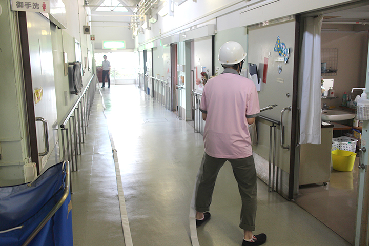 施設内での防災訓練の様子の写真