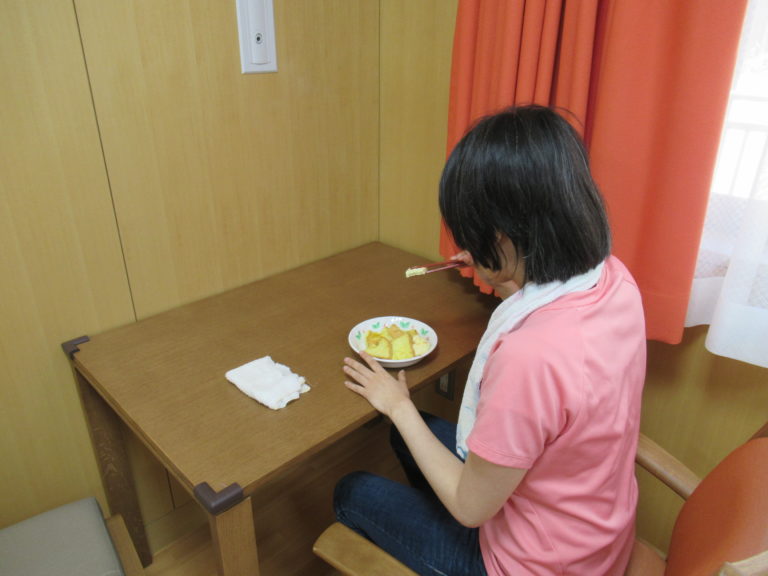完成したフレンチトーストを食べる様子