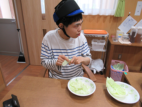お好み焼きを作っている写真