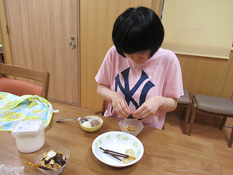 チョコレートパフェを作っている写真