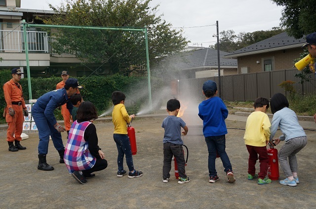 消火器で消火活動をしている写真