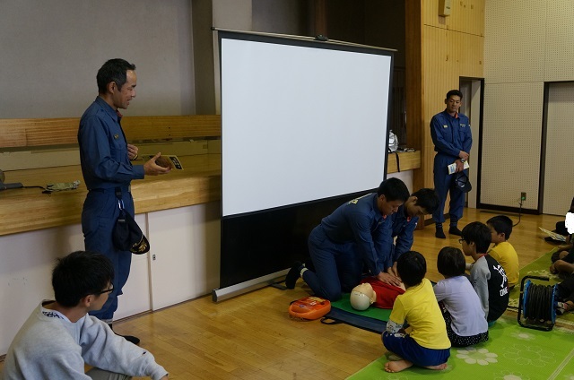 心肺蘇生方法を教えている写真