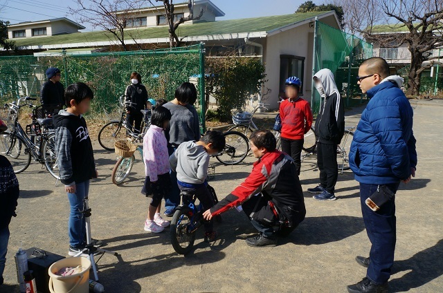 屋外で