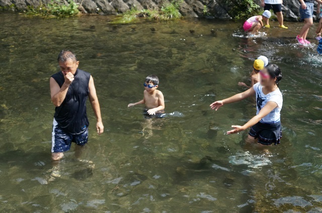 水遊びをしている写真