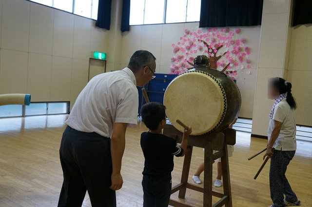 太鼓をたたいている写真