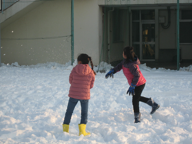 雪合戦をしている写真