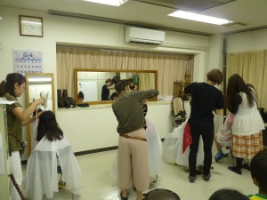 美容師が子供たちのヘアカットをしている写真