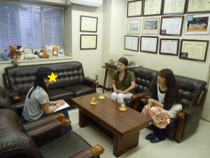 美容師と子供が交流している写真