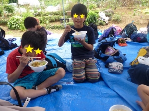 昼食を食べている写真