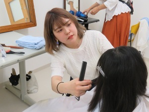 髪を切ってもらう児童たち２