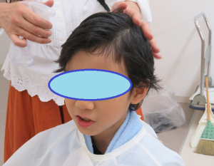 ショートヘアの児童の写真