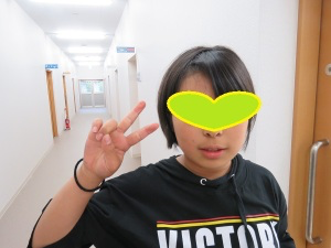 ショートヘアの児童の写真