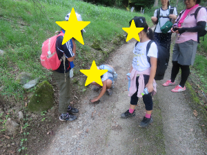 足跡を見つけた子どもたちの様子