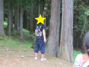 遠吠えをする子どもの写真