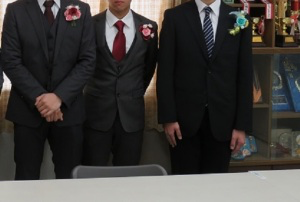 卒園生が花のコサージュをつけている
