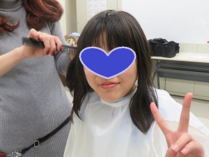 ピースサインをする児童