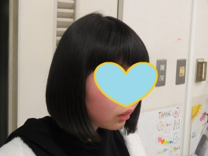 ボブカットの児童