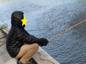 ダウンコートを着て釣りをする姿