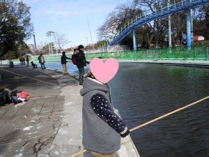 魚がかかるのを待つ