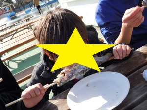 焼き魚にかぶりつく