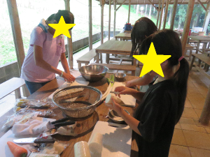 食材を扱う子どもたちの写真