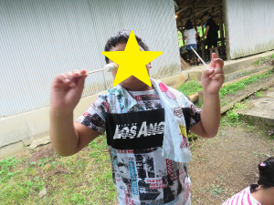 焼きマシュマロを堪能する子どもの写真