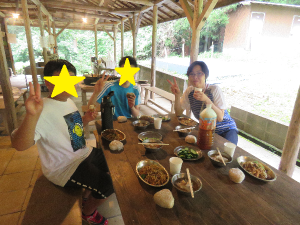 出来上がったカレーをテーブルに並べる写真