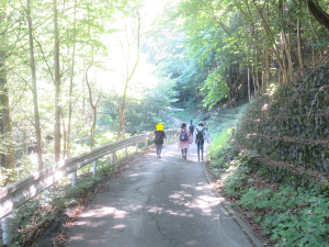 山道を下る子どもたちの写真