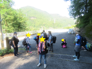 山道を下る子どもたちの写真２