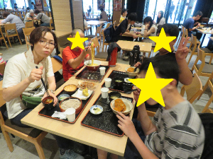昼食の様子