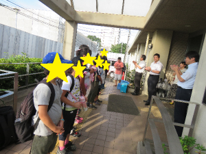 学園に到着し、一列に並ぶ子どもたちの写真