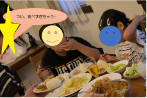 食卓を囲む子どもたちの写真