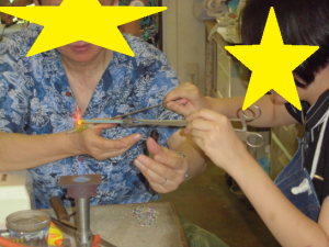 とんぼ玉づくりの様子