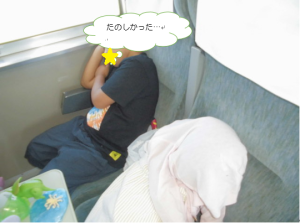 疲れ果てて眠ってしまった児童の写真